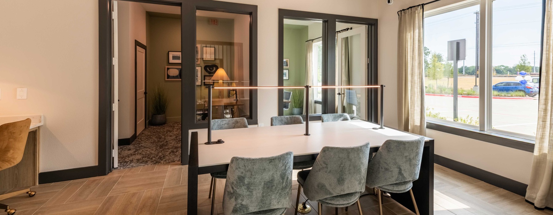 Table with private rooms for coworking
